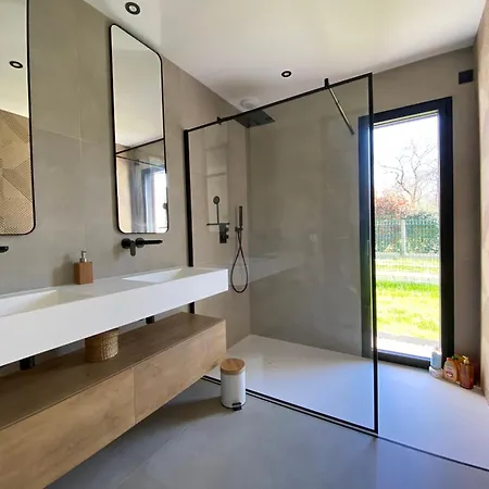 Villa Maison Neuve Avec Piscine *